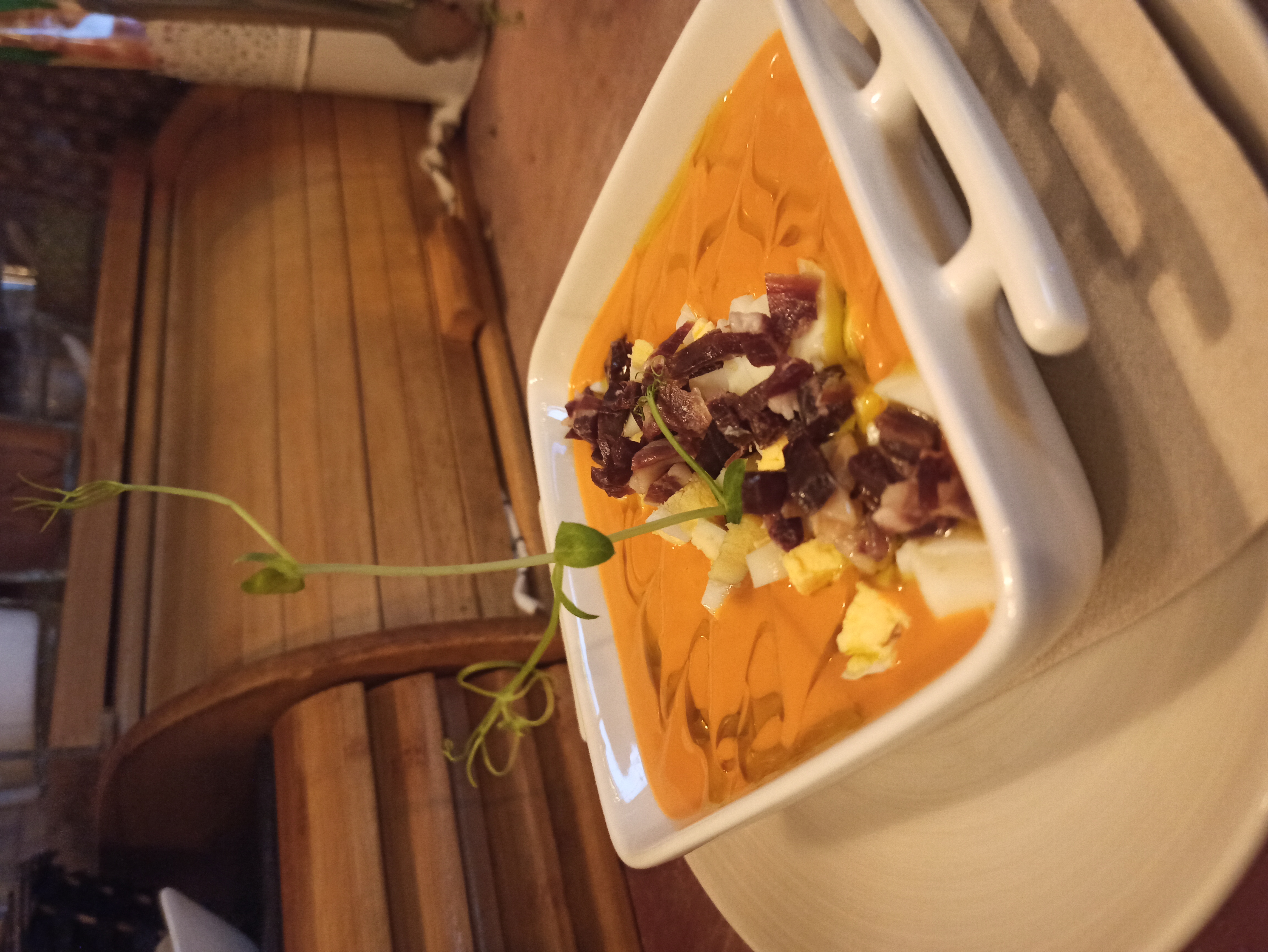 Gazpacho de temporada con jamón y huevo picado