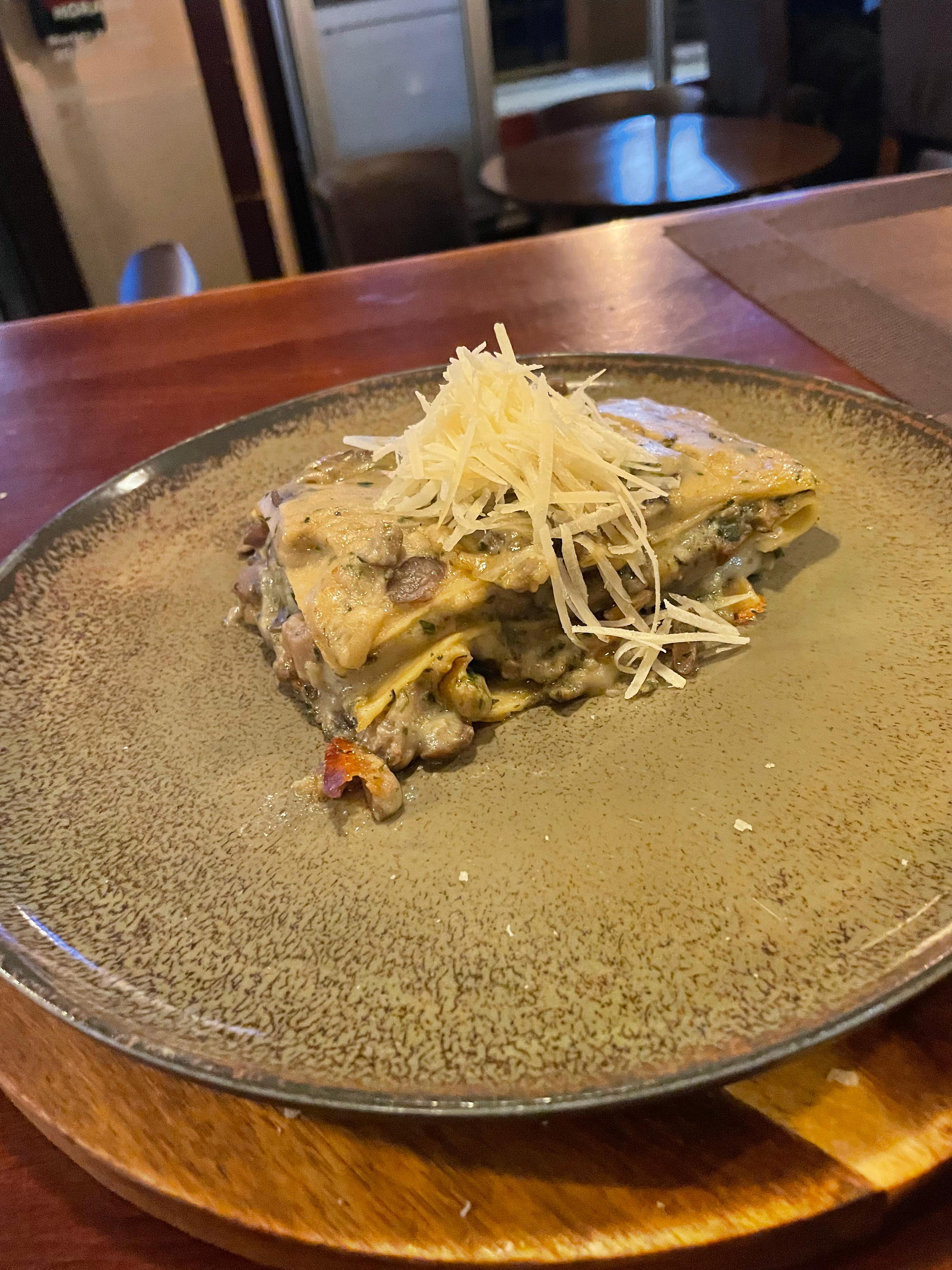 Lasaña cremosa de setas, guiño italiano de la carta