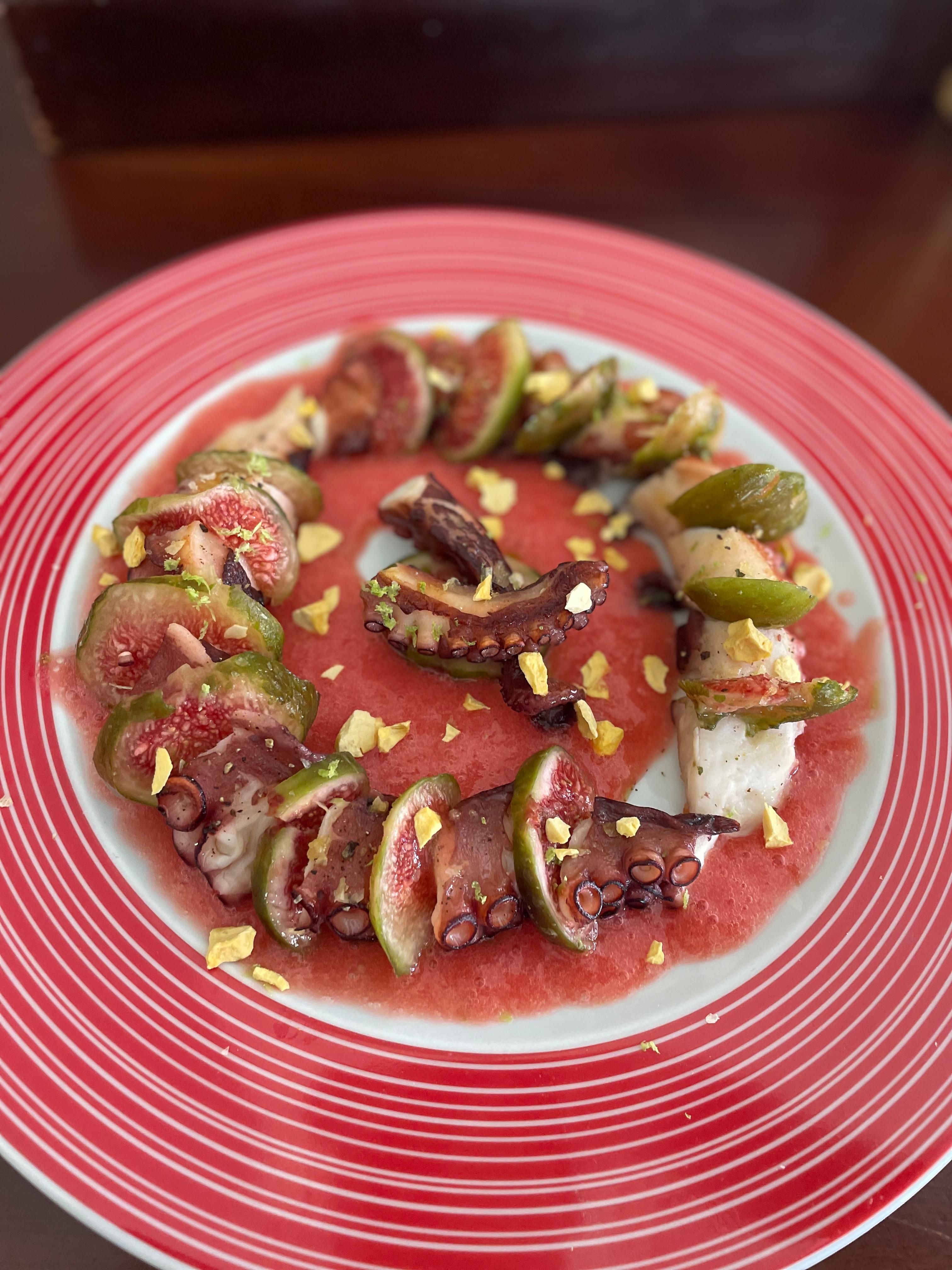 Pulpo a la brasa con carpaccio de higos sobre coulis de sandía, plato de la carta