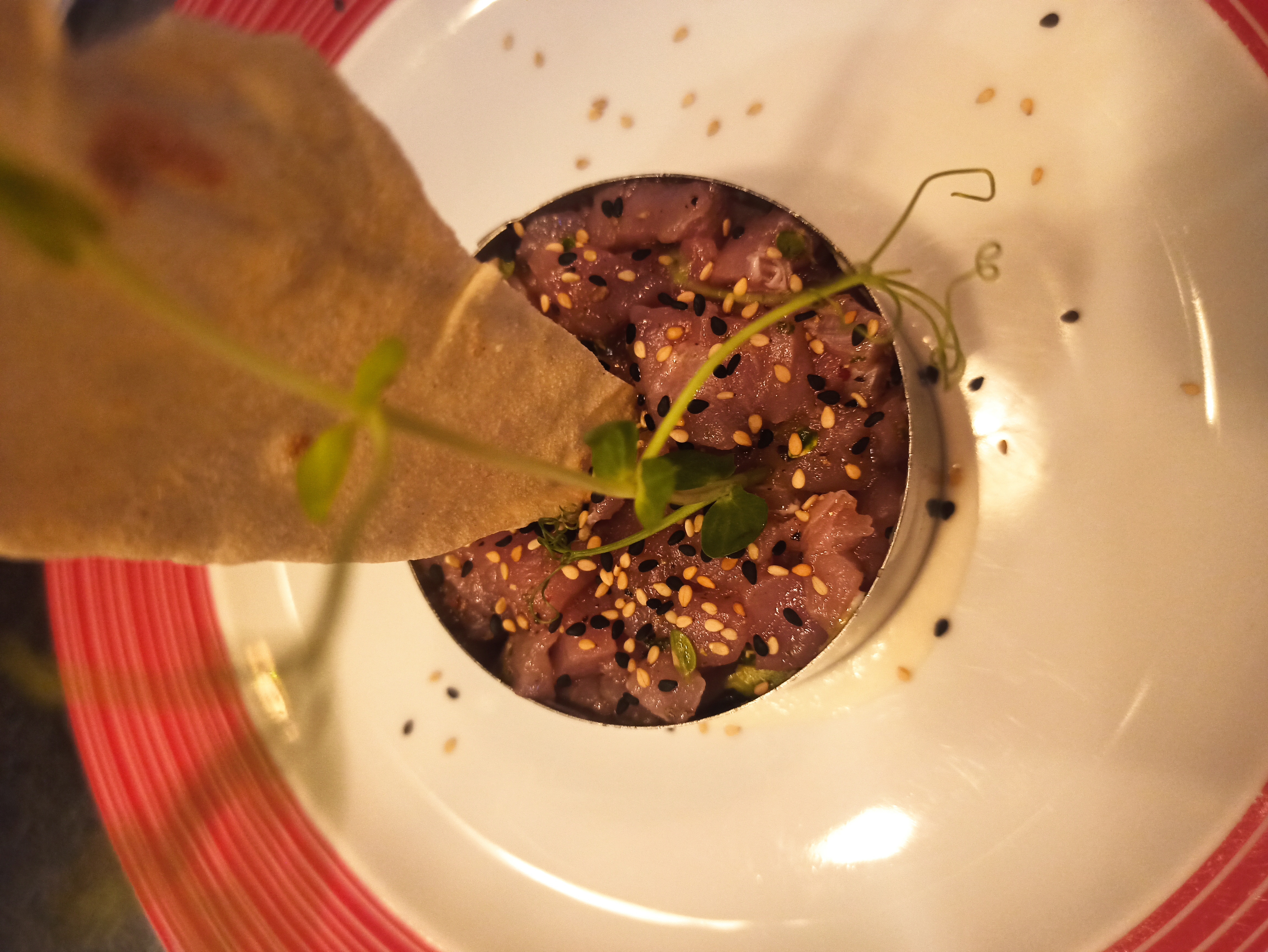 Tartar de atún con costra de sésamo, plato de la carta