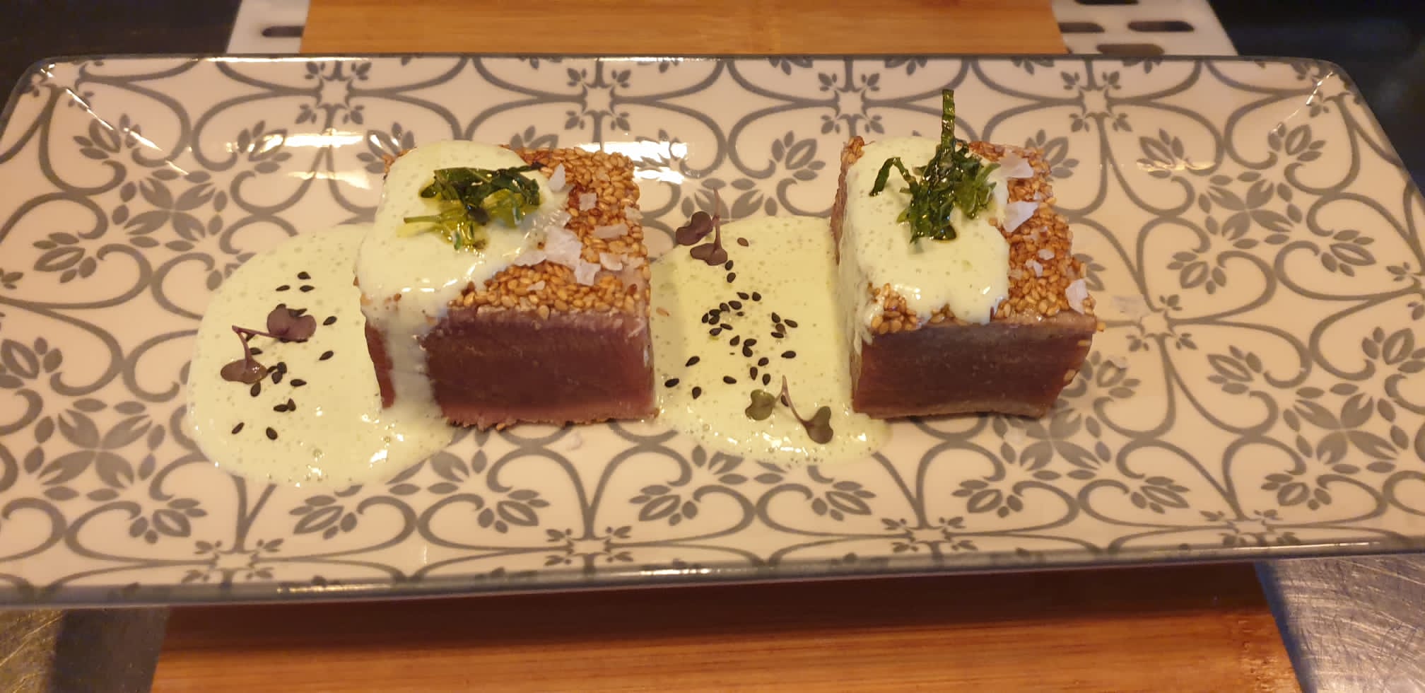 Tartar de atún con costra de sésamo y salsa cremosa, plato de la carta de De la Mar el Mero