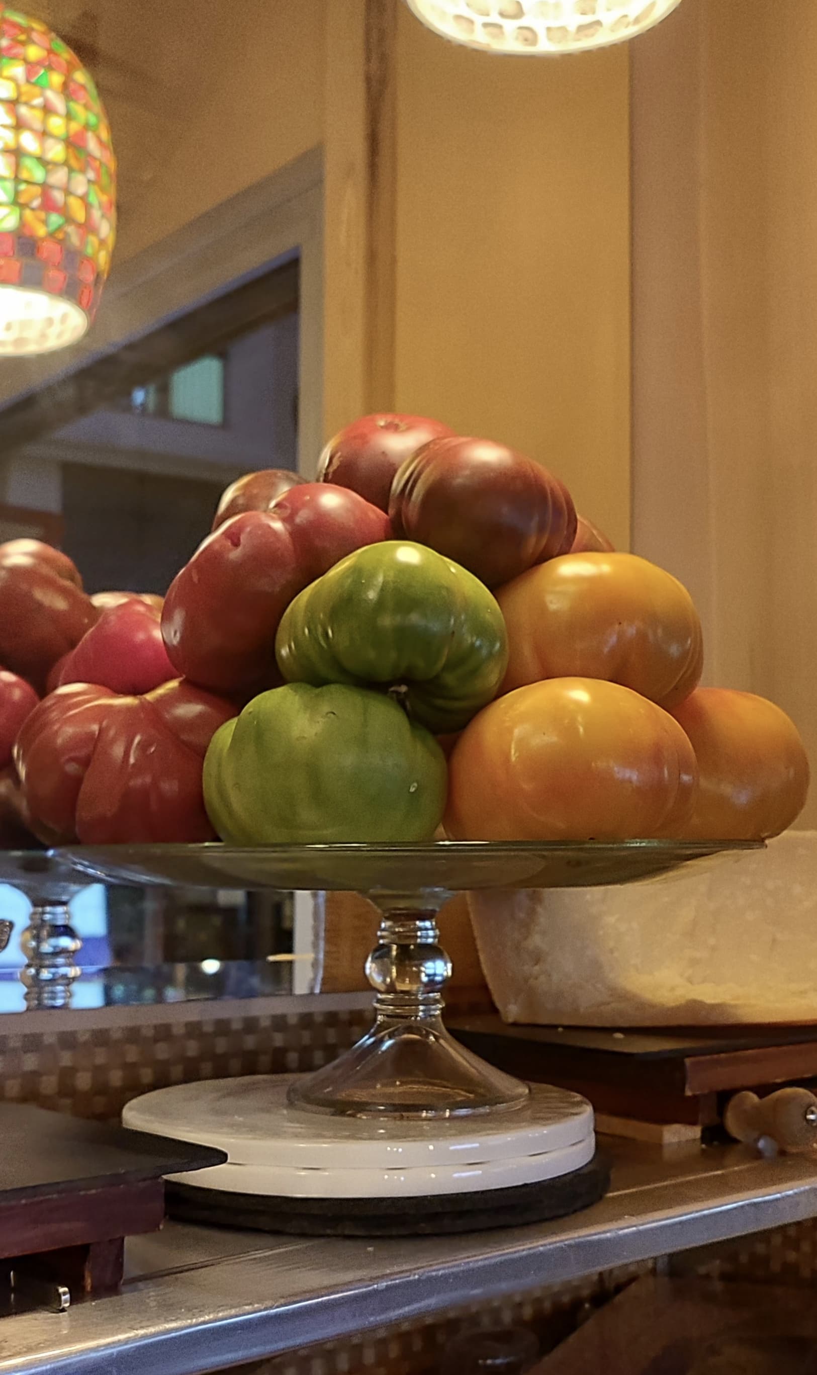 Expositor de tomates de temporada en la barra